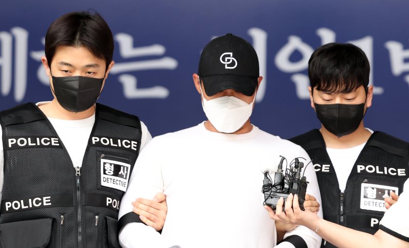 지난해 8월23일 오전 서울 강남경찰서에서 조직폭력배(조폭) 출신 유명 유튜버이자 인터넷방송인(BJ) 30대 남성 김 모씨가 마약류관리법 위반 혐의로 구속 송치되고 있다./사진=뉴스1