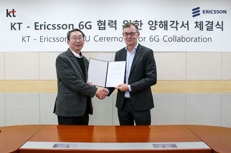 <span id='_stock_code_030200' data-stockcode='030200'>KT</span> 미래네트워크연구소장 이종식 전무(왼쪽)와 에릭슨 울프 라이딘 6G&SW 제품 부문장이 서울 서초구 KT연구개발센터에서 업무협약 체결 후 기념촬영을 하고 있다. KT 제공