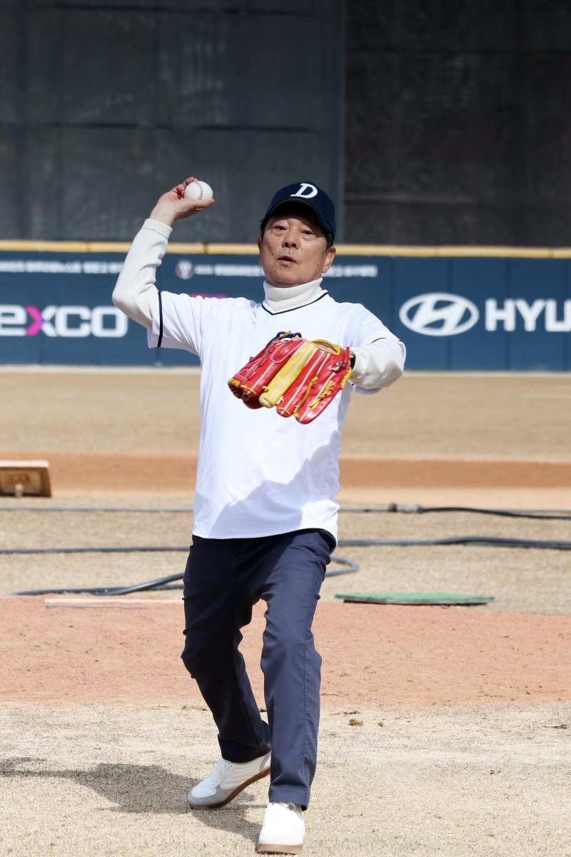 개막 알리는 시구·시타. 25일 부산 기장 현대차드림볼파크에서 개막한 &#39;2025 롯데자이언츠·파이낸셜뉴스배 명문고 야구열전&#39; 대구고와 유신고의 개막전 경기에서 에스앤에스텍 정수홍 회장(대구고 출신·위쪽 사진)이 시구를, 롯데자이언츠 전미르 선수(명문고 야구열전 10회 MVP)가 시타를 하고 있다. 사진&#x3D;서동일 기자