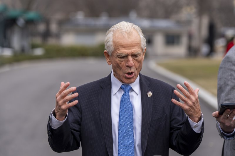 미국 백악관 수석전략가이자 수석고문인 피터 나바로가 25일(현지시간) 백악관에서 기자들과 대화하고 있다. 파이낸셜타임스(FT)는 나바로가 도널드 트럼프 대통령에게 캐나다를 '파이브 아이스' 정보동맹에서 배제하자는 제안을 했다고 보도했다. AP뉴시스