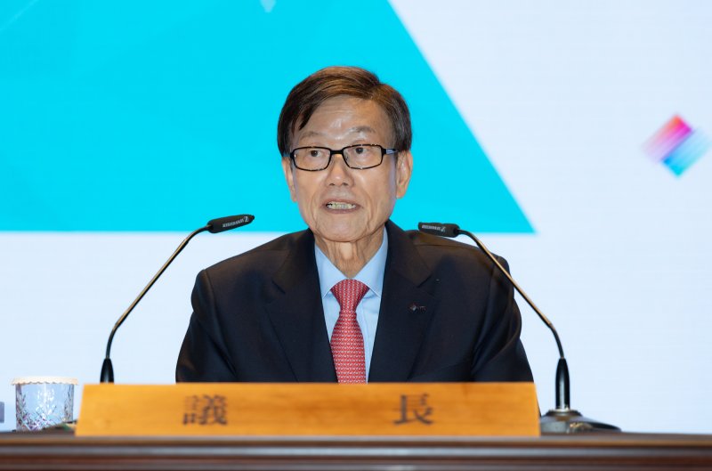 윤진식 한국무역협회 회장이 26일 서울 강남구 삼성동 코엑스에서 열린 2025년도 정기총회에서 개회사를 하고 있다. 무협 제공