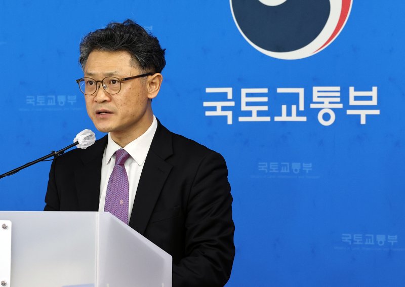 자동차보험 부정수급 개선 대책 (세종=연합뉴스) 배재만 기자 = 국토교통부 김홍목 모빌리티자동차국장이 25일 정부세종청사에서 국민부담 완화 및 적정 보상을 위한 자동차보험 부정수급 개선 대책 추진 내용을 설명하고 있다. 2025.2.26 scoop@yna.co.kr (끝)