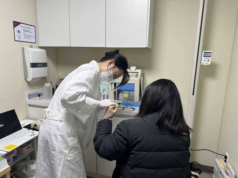 고려대 구로병원 연구진이 <span id='_stock_code_094170' data-stockcode='094170'>동운아나텍</span> 디썰라이프를 이용해 임상시험을 진행하고 있다. 동운아나텍 제공