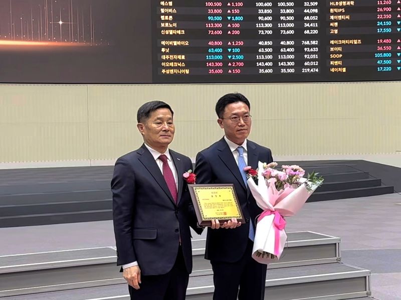 27일 한국거래소 서울사옥에서 열린 공시우수법인 시상식에 배기락 <span id='_stock_code_096770' data-stockcode='096770'>SK이노베이션</span> 재무기획실장(오른쪽)이 표창패를 수여 받고 양태영 한국거래소 유가증권시장본부장과 기념 촬영을 하고 있다.SK이노베이션제공 