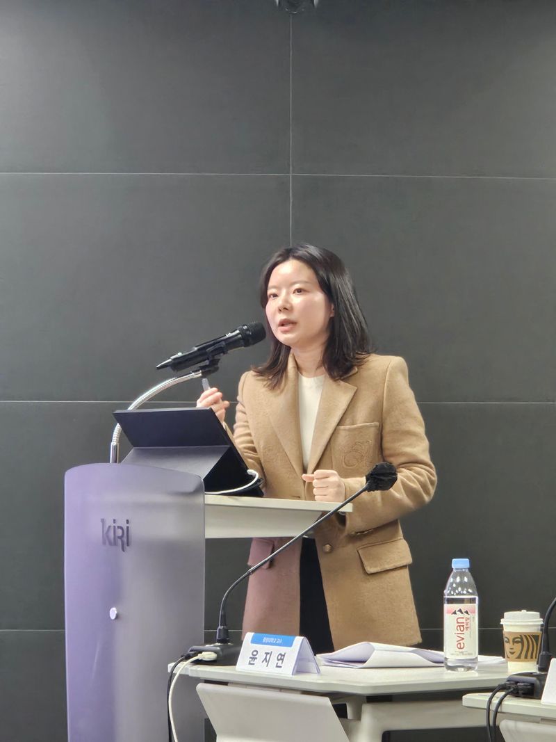 윤지연 중앙대 교수가 27일 서울 여의도 보험연구원에서 열린 &#39;보험산업의 그림자 금융 규제 방안&#39; 세미나에 참석해 주제발표를 진행하고 있다. 사진&#x3D;김예지 기자