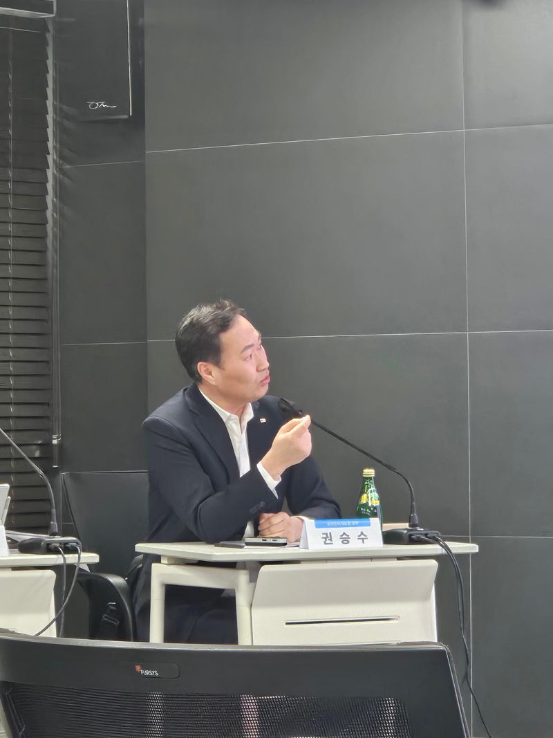 권승수 코리안리 상무가 27일 서울 여의도 보험연구원에서 열린 &#39;보험산업의 그림자 금융 규제 방안&#39; 세미나에 참석해 패널토론을 진행하고 있다. 사진&#x3D;김예지 기자