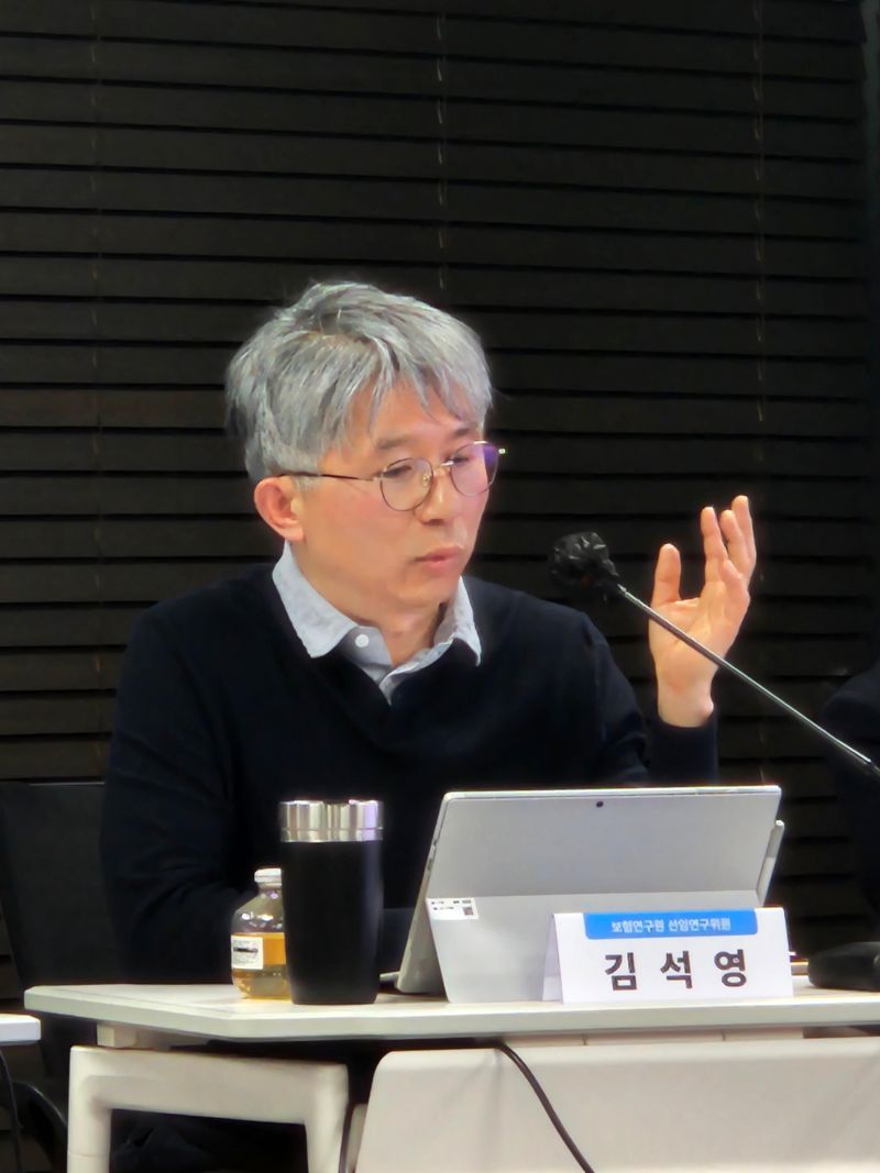 김석영 보험연구원 선임연구위원이 27일 서울 여의도 보험연구원에서 열린 &#39;보험산업의 그림자 금융 규제 방안&#39; 세미나에 참석해 토론을 진행하고 있다. 사진&#x3D;김예지 기자