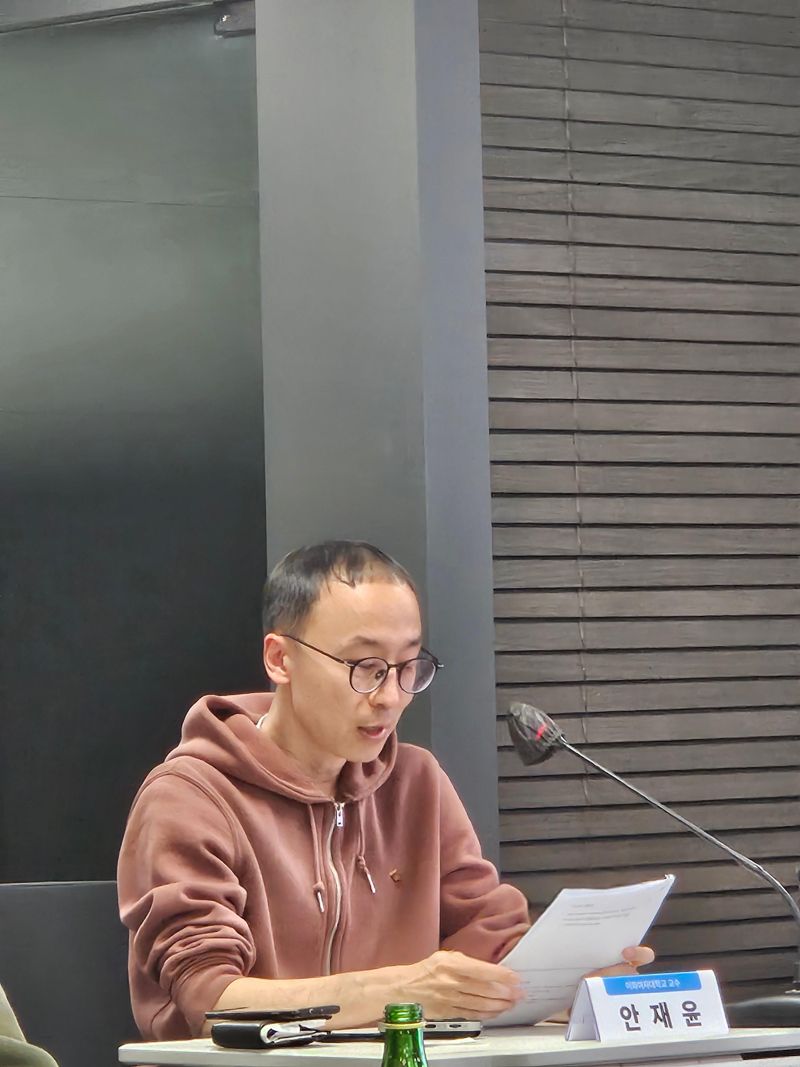 안재윤 이화여대 통계학과 교수가 27일 서울 여의도 보험연구원에서 열린 &#39;보험산업의 그림자 금융 규제 방안&#39; 세미나에 참석해 토론을 진행하고 있다. 사진&#x3D;김예지 기자