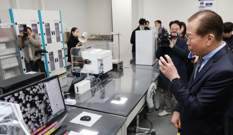 국민의힘 권영세 비상대책위원장이 28일 경기도 화성시 세라믹소재 부품 제조업체인 <span id='_stock_code_059090' data-stockcode='059090'>미코</span> 동탄 제2사업장을 방문해 반도체 장비 부품 원료인 세라믹 파우더 분석 공정을 살펴보고 있다. 연합뉴스