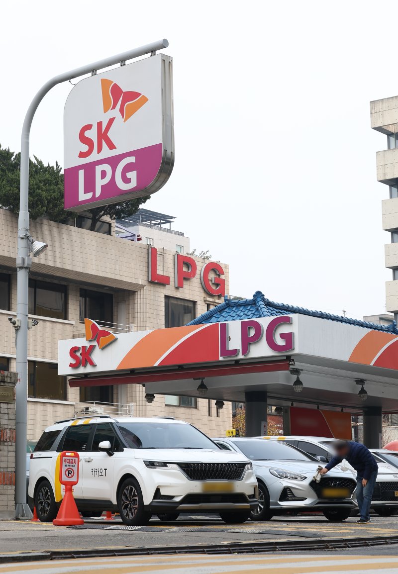 서울 시내 한 LPG 충전소에서 차량들이 충전을 하고 있다. 연합뉴스