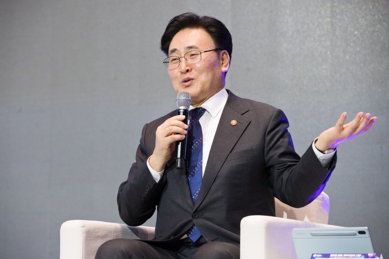 유상임 과학기술정보통신부 장관이 지난달 27일 서울 강서구 코엑스마곡에서 열린 '제11회 미래 과학자와의 대화'에서 정연욱 성균관대학교 나노공학과 교수 및 학생들과 대화를 나누고 있다. 과학기술정보통신부 제공