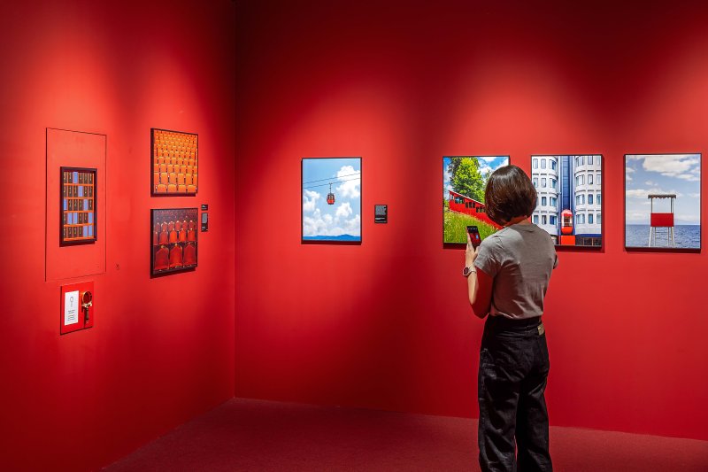 KCC 페인트와 천장재를 적용한 '우연히 웨스 앤더슨' 전시장 내부 전경. KCC 제공