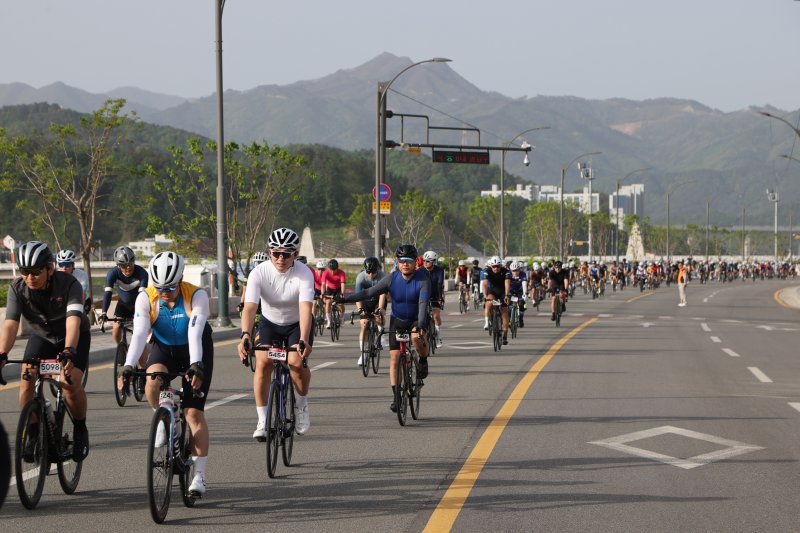 지난해 열린 2024 양양 그란폰도 자전거대회에서 참가자들이 남대천을 배경삼아 라이딩을 하고 있다. 뉴시스 제공