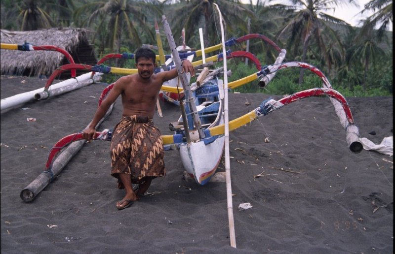발리식 배 '주쿵'을 만드는 목수는 대대로 이어지는 집안의 내력이다. 아무나 '판데 주쿵'(배 만드는 목수)이 될 수 없다. 배를 만드는 과정은 복잡한 의식들과 연관되어 있다. 전경수 교수 제공