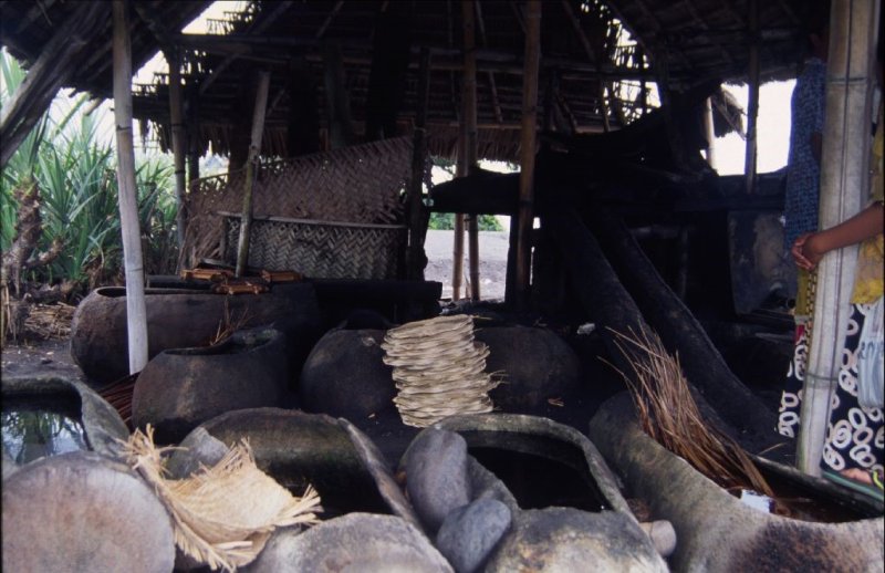 소금을 만드는 벌막. 안에는 야자나무의 밑둥치를 파서 만든 함수(염분이 있는 물) 담는 통들이 있다. 현지인들이 소금을 팔아 버는 돈은 하루 2달러를 조금 넘는 정도다. 전경수 교수 제공