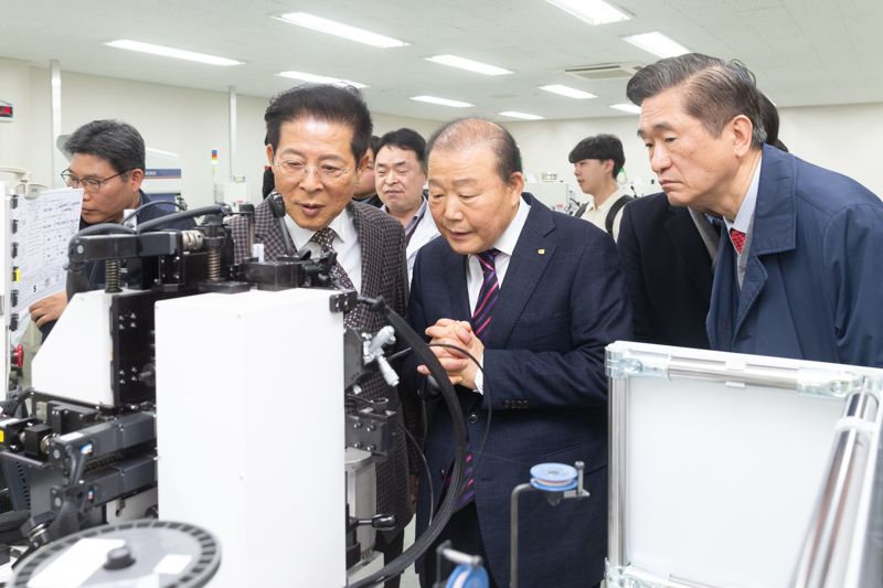 양재생 부산상공회의소 회장(앞줄 오른쪽 두번째)이 4일 오전 <span id='_stock_code_058470' data-stockcode='058470'>리노공업</span> 제조 현장을 둘러보고 있다. 부산상의 제공 