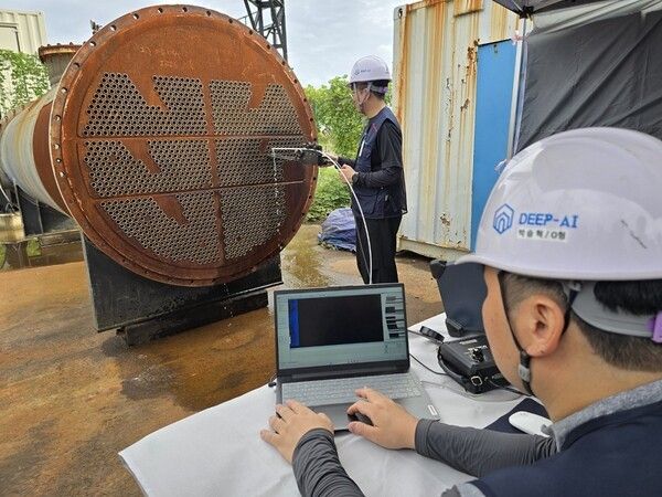 <span id='_stock_code_096770' data-stockcode='096770'>SK이노베이션</span>과 지역 AI기업 딥아이(DEEP AI)가 세계 최초로 개발한 ‘AI 비파괴검사(IRIS) 자동 평가 솔루션’으로 열교환기 결함 검사를 하는 모습. SK이노베이션 제공