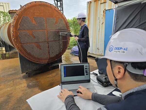 SK이노베이션과 지역 AI기업 딥아이(DEEP AI)가 세계 최초로 개발한 'AI 비파괴검사(IRIS) 자동 평가 솔루션'으로 열교환기 결함 검사를 하는 모습. SK이노베이션 제공