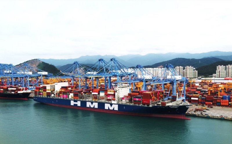 <span id='_stock_code_011200' data-stockcode='011200'>HMM</span>의 1만1000TEU(1TEU는 20피트 컨테이너 1개)급 컨테이너선 블레싱호의 모습. 뉴시스