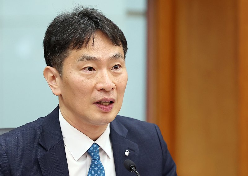 이복현 금융감독원장이 5일 오전 서울 영등포구 여의도 금융투자협회에서 열린 증권사 CEO와의 간담회에서 모두발언을 하고 있다. 뉴스1 제공.