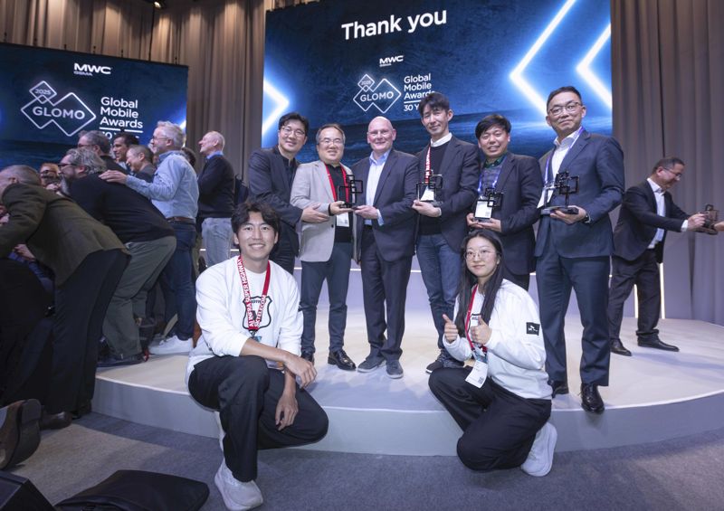 김동욱 SKT 6G개발팀 팀장, 양승현 SK AI R&amp;D센터장, 존 호프만 GSMA CEO, 이종민 SKT 미래 R&amp;D Lab장, 이성찬 야타브엔터 대표, 엄종환 SKT ESG추진실장(뒷줄 왼쪽부터)이 'GSMA 글로벌 모바일 어워드'에서 기념사진을 찍고 있다. SKT 제공