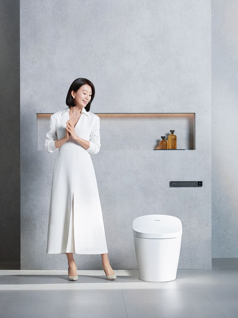 <span id='_stock_code_021240' data-stockcode='021240'>코웨이</span> 룰루 더블케어 비데2와 브랜드 모델 배우 김희애. 코웨이 제공