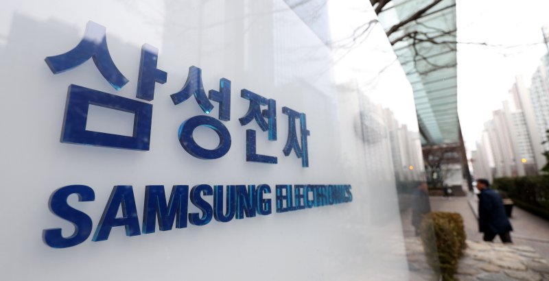 서울 서초구 삼성전자 서초사옥에서 직원들이 오가고 있다.  뉴시스