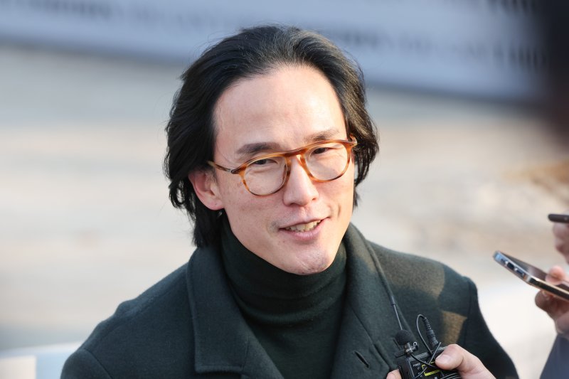 조현범 한국타이어앤테크놀로지(한국타이어) 회장이 6일 스테판 윙켈만 람보르기니 회장과 면담하기 위해 서울 광진구 파이팩토리 스튜디오로 들어서며 취재진 질문에 답하고 있다. 연합뉴스