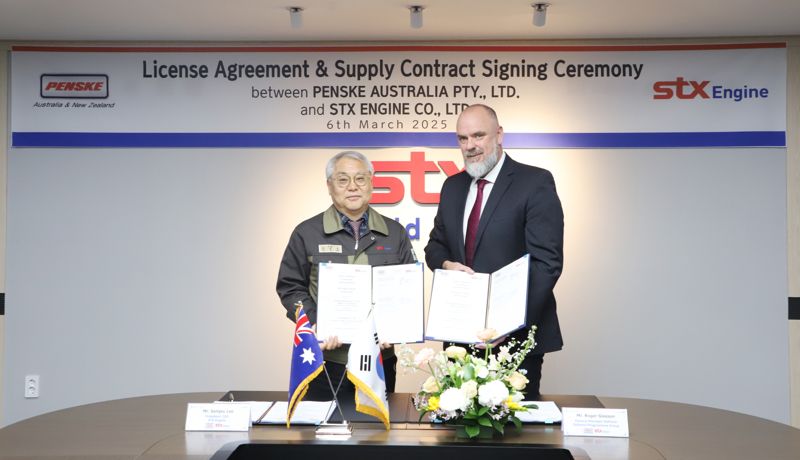 이상수 <span id='_stock_code_077970' data-stockcode='077970'>STX엔진</span> 대표이사(왼쪽)가 지난 6일 PENSKE Australia와 호주 미래형 궤도 보병장갑차(레드백) 디젤엔진 공급을 위한 840억원 규모의 공급 계약 및 기술이전 라이선스 계약을 체결한 뒤 기념촬영을 하고 있다. STX엔진 제공