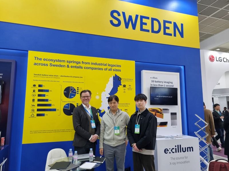 <span id='_stock_code_307180' data-stockcode='307180'>아이엘사이언스</span> 고재환 배터리R&D센터장(오른쪽)이 가천대 윤영수 교수(가운데), 스웨덴왕립공대 매그너스 버먼 박사와 인터배터리 전시장에서 기념 촬영을 하고 있다. 아이엘사이언스 제공