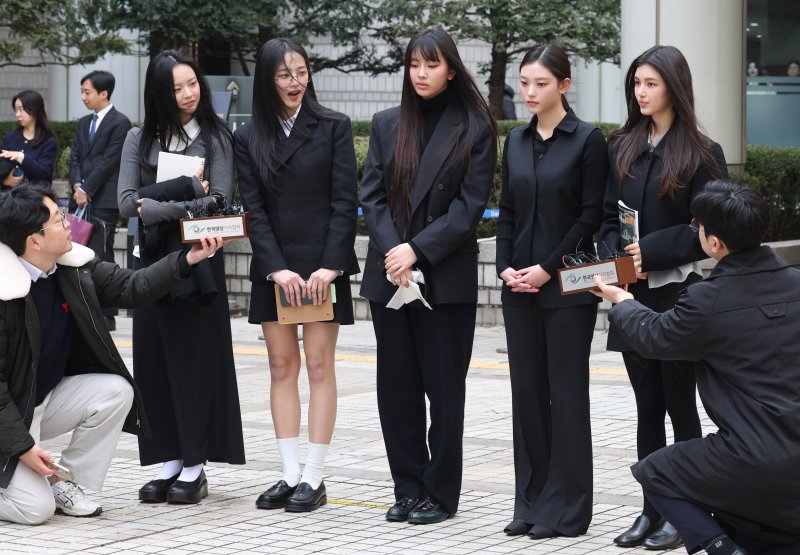 그룹 뉴진스(NJZ 하니, 민지, 혜인, 해린, 다니엘)가 7일 오후 서울 서초구 서울중앙지방법원에서 열린 '어도어, 뉴진스 상대 기획사 지위보전 및 광고계약 체결 등 금지 가처분' 심문기일을 마친 후 취재진의 질문에 답변하고 있다. /사진=뉴시스