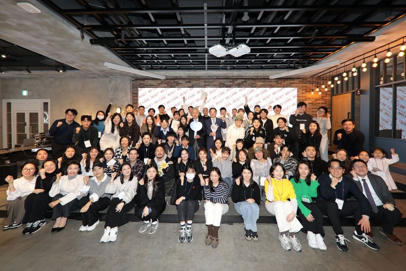 홍정표 한화생명 커뮤니케이션실 부사장(중앙 오른쪽), 대한암협회 이민혁 회장(중앙 왼쪽) 및 암경험청년 크루원들이 WE CARE RESET 크루 성과 공유회에 참여한 뒤 기념촬영을 하고 있다. 한화생명 제공