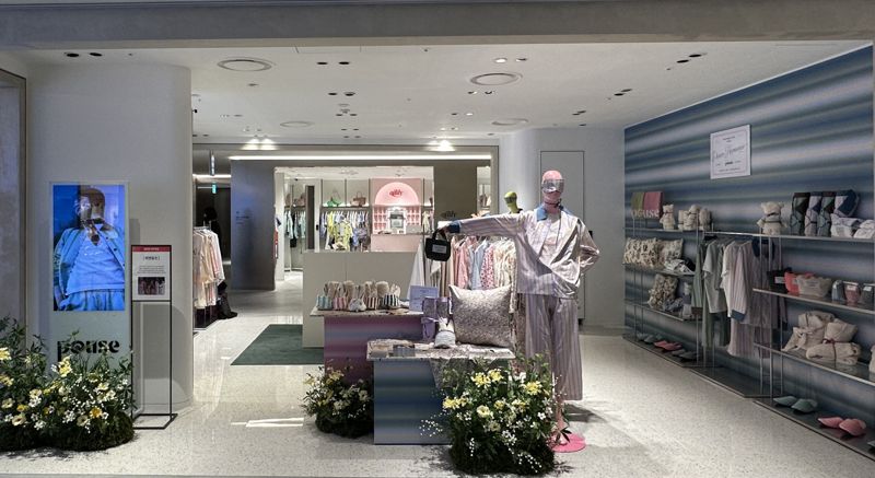 지난 1일 비비안 퍼스널웨어 브랜드 피앳유즈(P@USE)가 프랑스 빈티지 감성 라이프스타일 브랜드 세실앤세드릭(Cecile&amp;Cedric)과 협업한 팝업스토어가 서울 중구 소공동 소재 롯데백화점 본점 4층에서 진행되고 있다. 비비안 제공