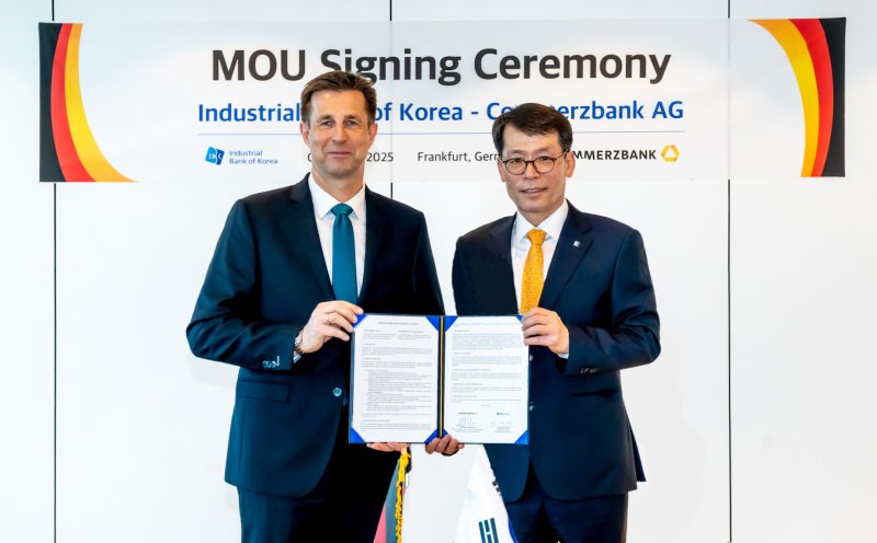 IBK<span id='_stock_code_024110' data-stockcode='024110'>기업은행</span>은 지난 6일(현지시간) 독일 프랑크푸르트에서 코메르츠방크와 양국의 중소기업 지원을 위한 업무협약을 체결했다고 밝혔다. 김성태 IBK기업은행장(오른쪽)과 마이클 코츠바우어 코메르츠방크 부회장(왼쪽)이 이날 독일 프랑크푸르트 코메르츠방크타워에서 열린 업무협약식에서 기념 촬영을 하고 있다. IBK기업은행 제공