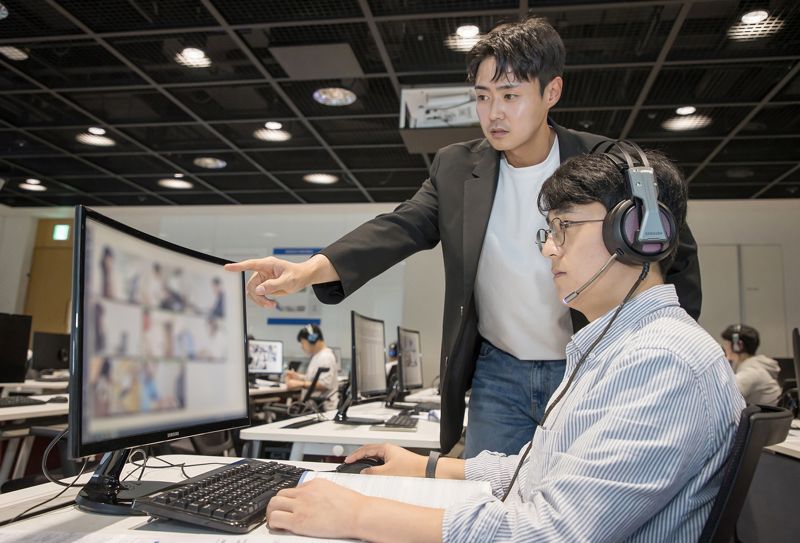 지난해 10월 <span id='_stock_code_005930' data-stockcode='005930'>삼성전자</span> 인재개발원(경기도 용인)에서 삼성전자 감독관이 삼성직무적성검사(GSAT) 응시자를 대상으로 예비 소집을 진행하는 모습. 삼성 제공