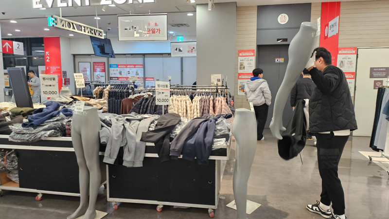 지난 6일 오후 서울 강서구 홈플러스 강서점 이벤트존에서 한 업체가 제품을 정리하며 매장을 철수하고 있다. 사진=노유정 기자