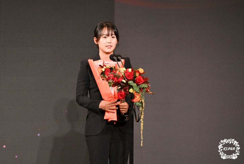작년 인기상을 수상한 황유민이 시상식에서 수상 소감을 밝히고 있다. 황유민은 온라인으로 진행된 팬 투표에서 20.9%의 지지를 얻어 인기상을 수상했다. KLPGA 제공