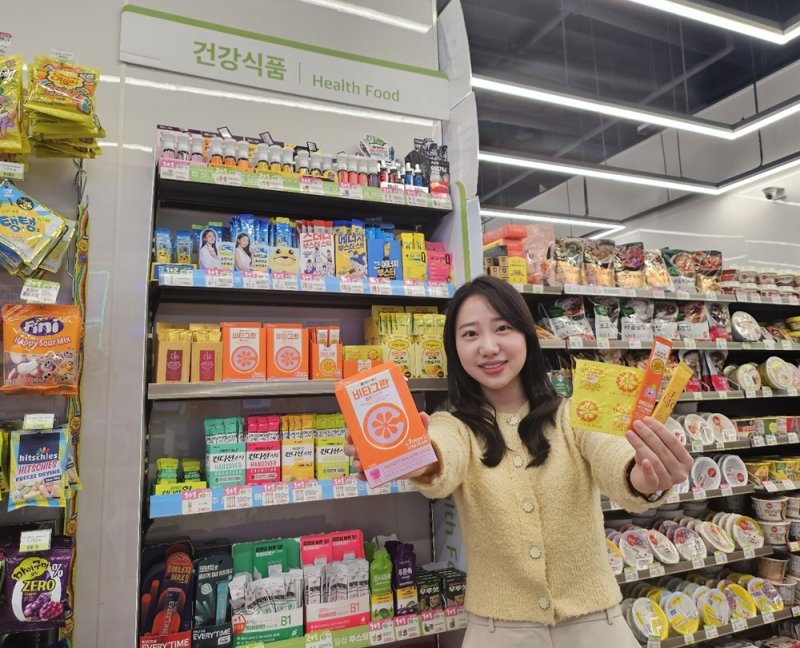 모델이 CU에서 출시한 건강기능식품을 소개하고 있다. CU 제공