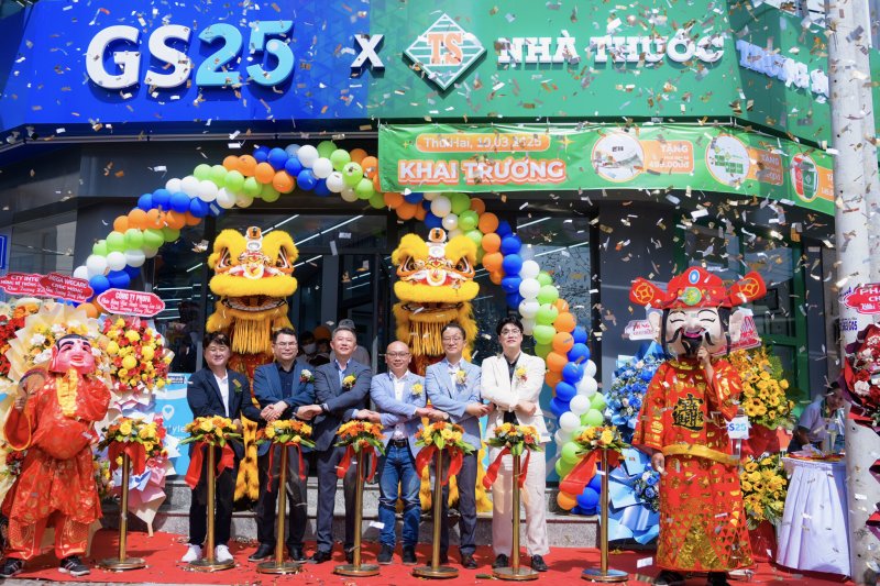 편의점 GS25와 <span id='_stock_code_000020' data-stockcode='000020'>동화약품</span>의 베트남 약국 체인 중선파마가 협력해 베트남에 최초로 오픈한 '편의점-약국' 숍인숍(Shop in shop) 매장. <span id='_stock_code_007070' data-stockcode='007070'>GS리테일</span> 제공