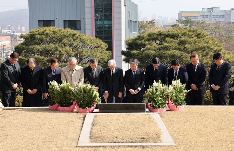 11일 故 유일한 박사 54주기 추모식에서 조욱제 <span id='_stock_code_000100' data-stockcode='000100'>유한양행</span> 사장(왼쪽 여섯번째)과 유한재단 및 유한학원 관계자들이 유일한 박사의 묘소인 '유한동산'에서 묵념하고 있다. 유한양행 제공