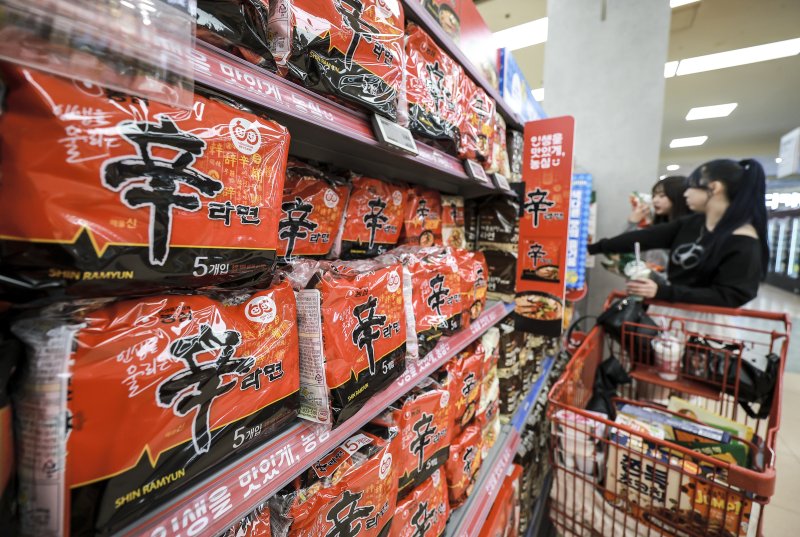 지난 5일 서울 시내 대형마트에 <span id='_stock_code_004370' data-stockcode='004370'>농심</span> 신라면이 진열돼 있다. 농심은 오는 17일부터 신라면과 새우깡의 가격을 조정하고, 총 56개 라면과 스낵 17개 브랜드의 출고가를 평균 7.2% 인상한다고 밝혔다. 뉴시스 제공