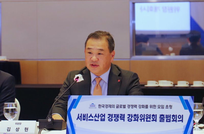 김상현 <span id='_stock_code_023530' data-stockcode='023530'>롯데쇼핑</span> 대표이사 부회장이 12일 서울 영등포구 여의도 FKI타워 콘퍼런스센터에서 열린 한국경제인협회 '서비스산업 경쟁력 강화위원회 출범회의'에서 개회사를 하고 있다. 롯데쇼핑 제공