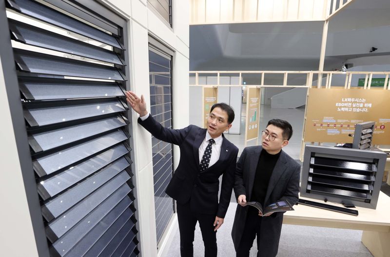 <span id='_stock_code_108670' data-stockcode='108670'>LX하우시스</span> 직원이 제품에 대해 설명하고 있다. LX하우시스 제공