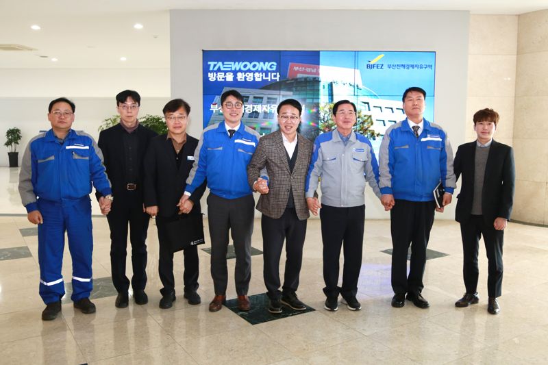 12일 (주)태웅 제강공장을 방문한 박성호 부산진해경제자유구역청장(왼쪽 다섯번째)이 이 회사 허용도 대표(왼쪽 여섯번째) 등 관계자들과 기념촬영을 하고 있다. 부산진해경제자유구역청 제공