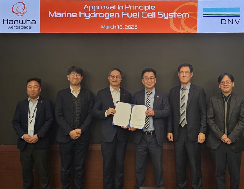 오동조 <span id='_stock_code_012450' data-stockcode='012450'>한화에어로스페이스</span> 연료전지개발팀장(왼쪽 세번째)과 신성호 DNV 부사장(왼쪽 네번째)이 한화에어로스페이스 판교 R&amp;D센터에서 열린 선박용 수소연료전지 기본승인(AIP) 인증 수여식에 참석해 기념촬영을 하고 있다. 한화에어로스페이스 제공