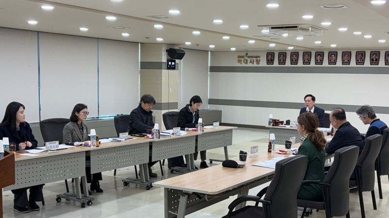 지난 11일 부산도시공사 본사에서 ‘2025년도 제1회 성평등위원회’가 열린 가운데 신창호 공사 사장(맨 뒤)이 발언하고 있다. 부산도시공사 제공