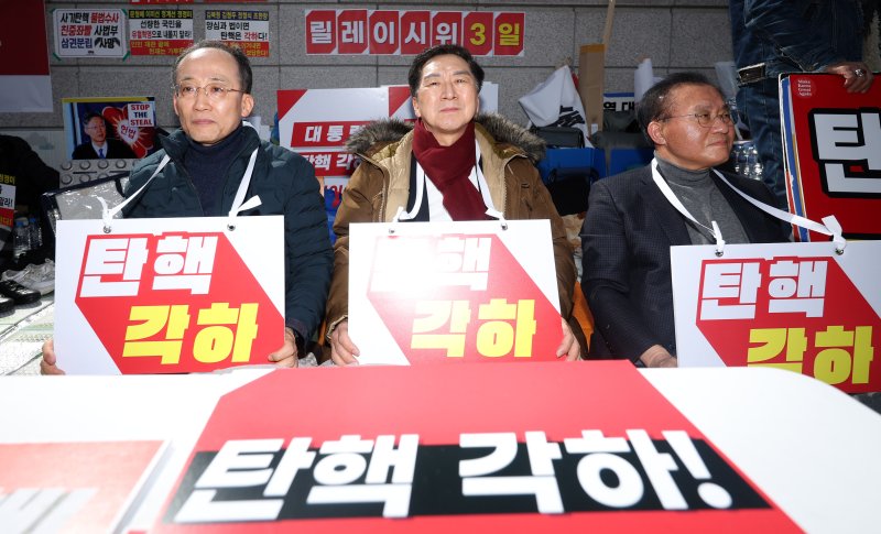 국민의힘 추경호(왼쪽부터), 김기현, 윤재옥 의원이 헌재의 윤석열 대통령에 대한 탄핵심판 선고가 임박한 13일 서울 종로구 헌법재판소 앞에서 대통령 탄핵을 반대하며 릴레이 연좌 시위를 하고 있다. &#x2F;사진&#x3D;뉴시스화상