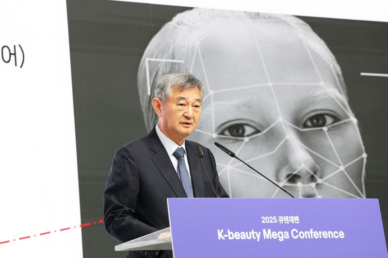 14일 이경수 <span id='_stock_code_192820' data-stockcode='192820'>코스맥스</span>그룹 회장이 서울 강남구 삼성동 그랜드 인터컨티넨탈 서울 파르나스에서 열린 '2025 큐텐재팬 K뷰티 메가 컨퍼런스'에서 발표하고 있다. 코스맥스 제공