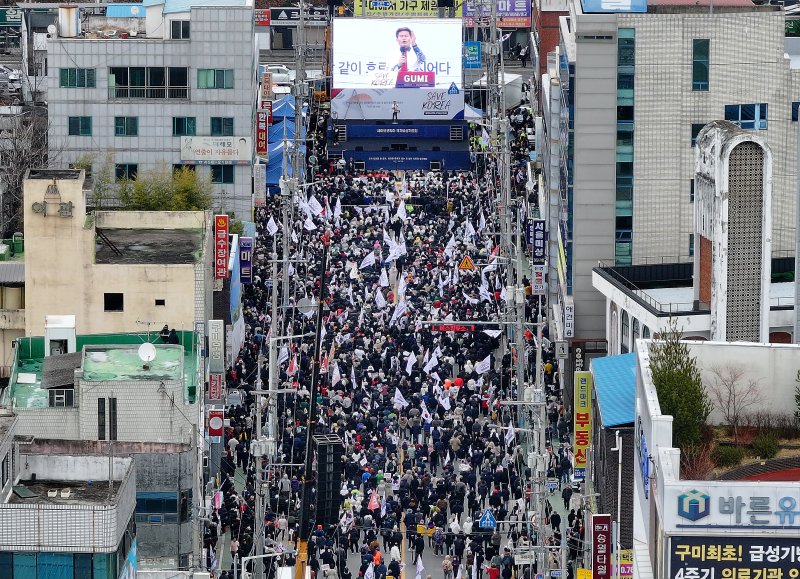 15일 경북 구미시 구미역 앞에서 세이브코리아 주최 윤석열 대통령 탄핵 반대 집회인 국가비상기도회가 열리고 있다. 연합뉴스