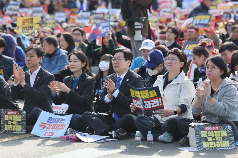 15일 서울 종로구 경복궁 동십자각 인근에서 열린 야5당 공동 비상시국 대응을 위한 범국민대회에서 참석자들이 박수를 치고 있다. 왼쪽부터 사회개혁당 한창민 대표, 진보당 김재연 대표, 더불어민주당 박찬대 원내대표, 조국혁신당 김선민 대표, 기본소득당 용혜인 대표. 연합뉴스